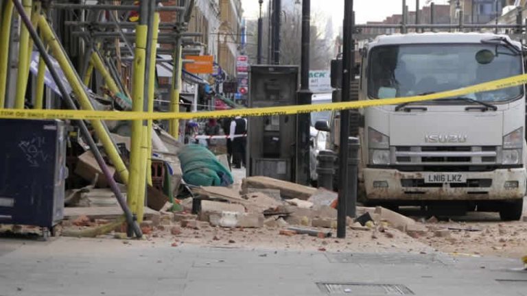 Hackney’de binanın dış cephesinin çökmesi sonucu 2 kişi yaralandı