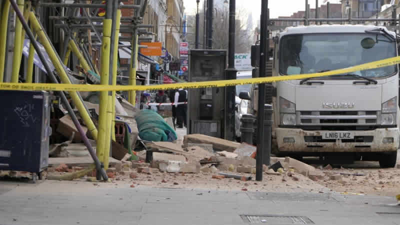 Hackney’de binanın dış cephesinin çökmesi sonucu 2 kişi yaralandı