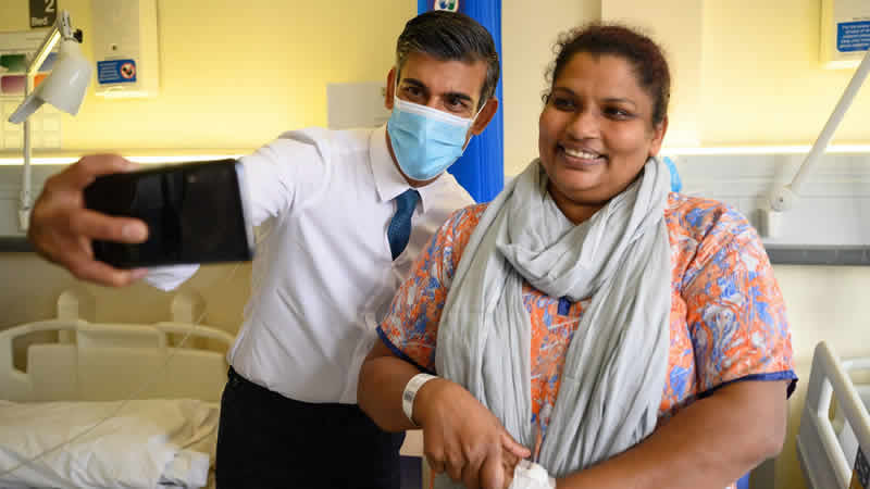 İngiltere’de hastane yataklarını boşaltmak için binlerce hasta taburcu edilecek