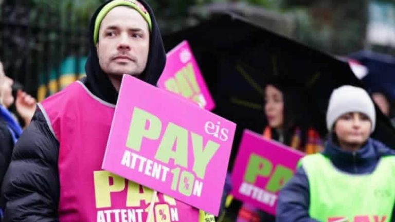 İngiltere’de öğretmenlerin grevi nedeniyle bazı okullar eğitime ara verdi