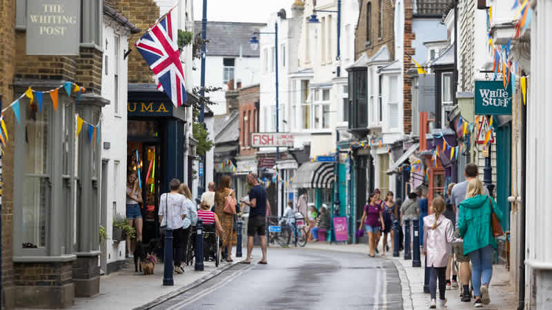 İngiltere’de perakende satışlarda büyüme beklentilerin altında kaldı