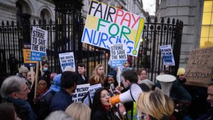 İngiltere’de sağlık sektöründeki grevler NHS’in belini büktü