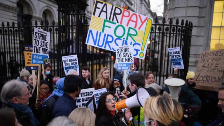 İngiltere’de sağlık sektöründeki grevler NHS’in belini büktü