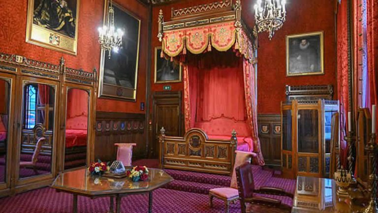 Kral 3. Charles için Parlamento’da yatak hazırlanıyor