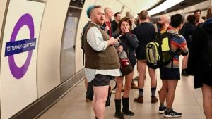 Londra’da ‘Pantolonsuz Metro Günü’ eğlencesi