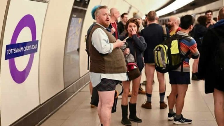 Londra’da ‘Pantolonsuz Metro Günü’ eğlencesi