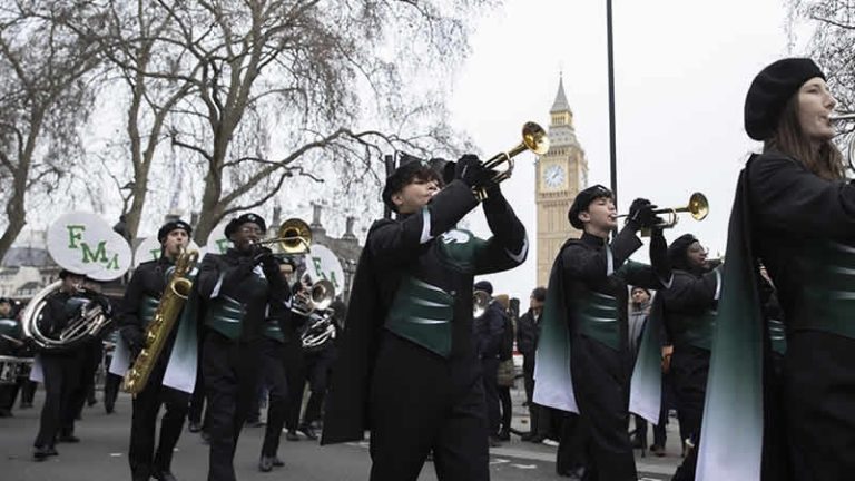Londra’da geleneksel Yeni Yıl Geçit Töreni renkli görüntülere sahne oldu