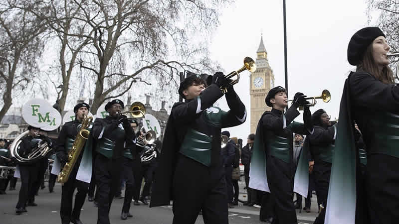 Londra’da geleneksel Yeni Yıl Geçit Töreni renkli görüntülere sahne oldu
