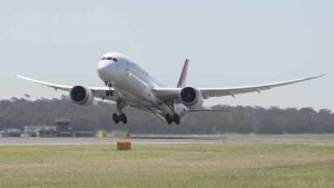 Londra’dan kalkan uçakta kalp krizi geçiren yolcunun yaşam savaşı