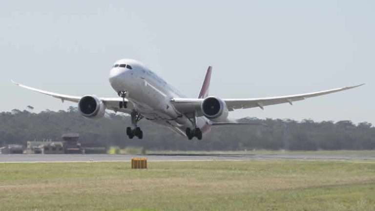 Londra’ya Gelen Uçak Pasaportunu Yiyen Yolcu Nedeniyle Paris’e İndi