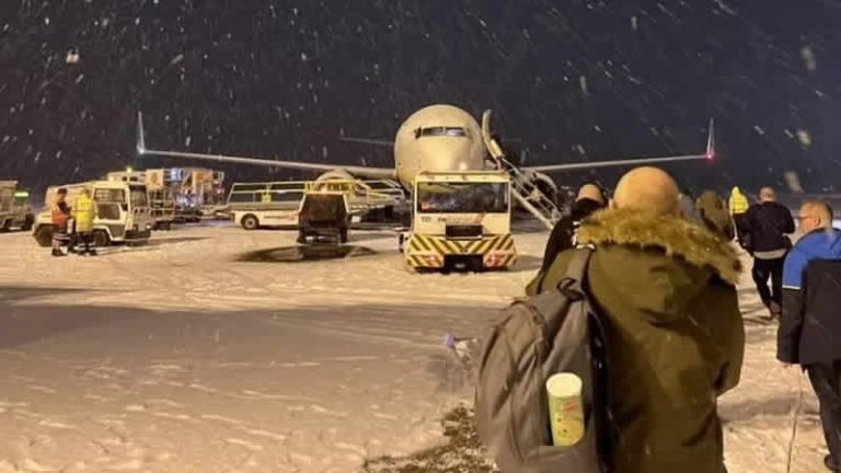 Manchester Havalimanı’nda kapatılan pistler yeniden açıldı