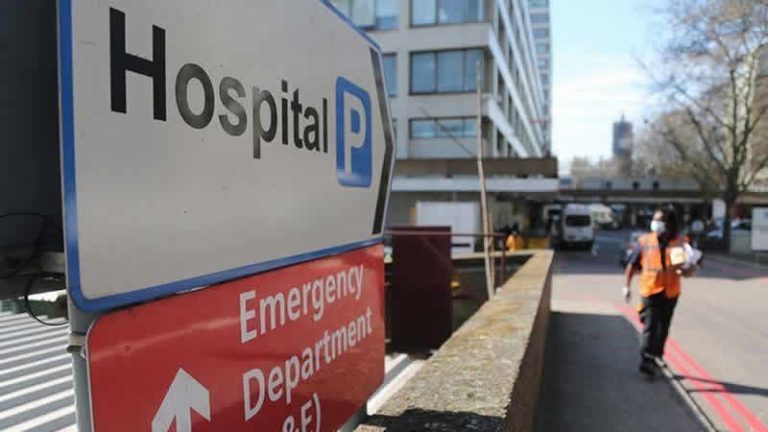 İngiltere’de doktorlar 100 bin sterlin borçla mezun oluyorlar