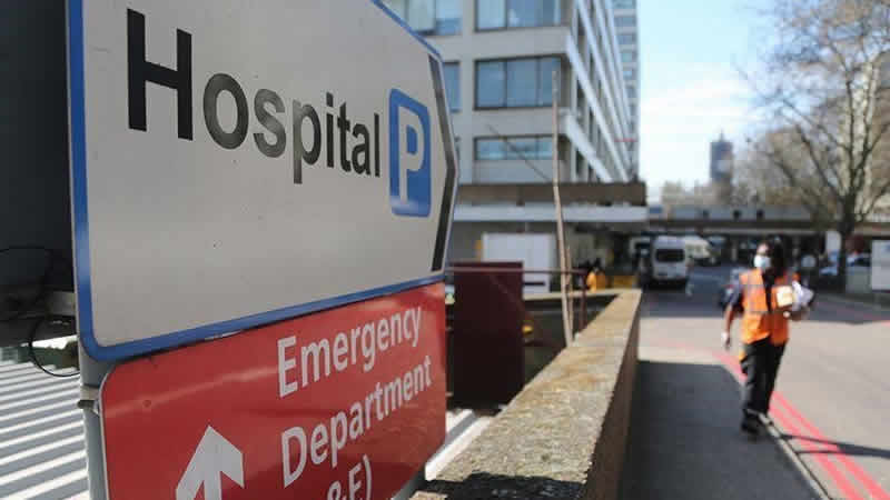 İngiltere’de doktorlar 100 bin sterlin borçla mezun oluyorlar