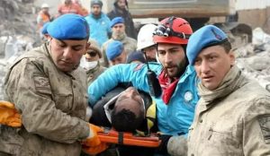 100’üncü saatten sonra enkazdan sekiz kişi kurtarıldı