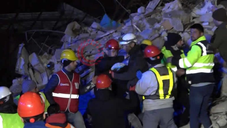 125 saat sonra deprem enkazından sağ çıktılar