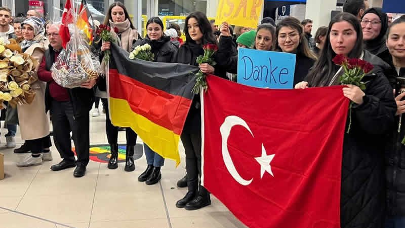 Almanya’ya dönen kurtarma ekiplerini Türkler karşıladı