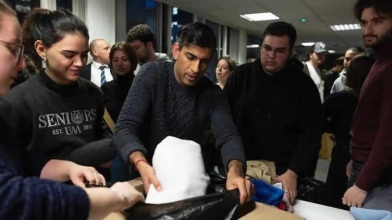 Başbakan Sunak depremzedeler için yardım malzemesi paketledi