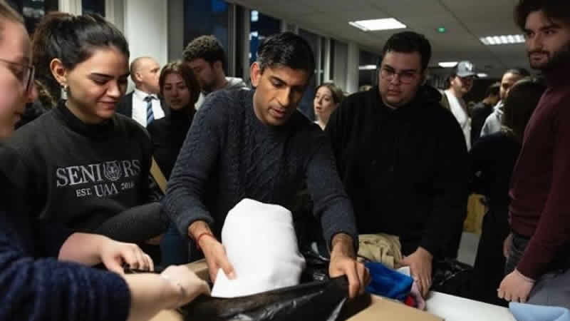 Başbakan Sunak depremzedeler için yardım malzemesi paketledi