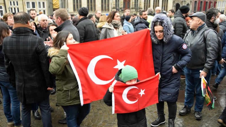 Bremen’de Türkiye’deki depremzedeler için saygı duruşu