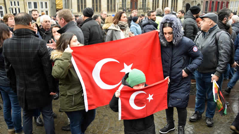 Bremen’de Türkiye’deki depremzedeler için saygı duruşu