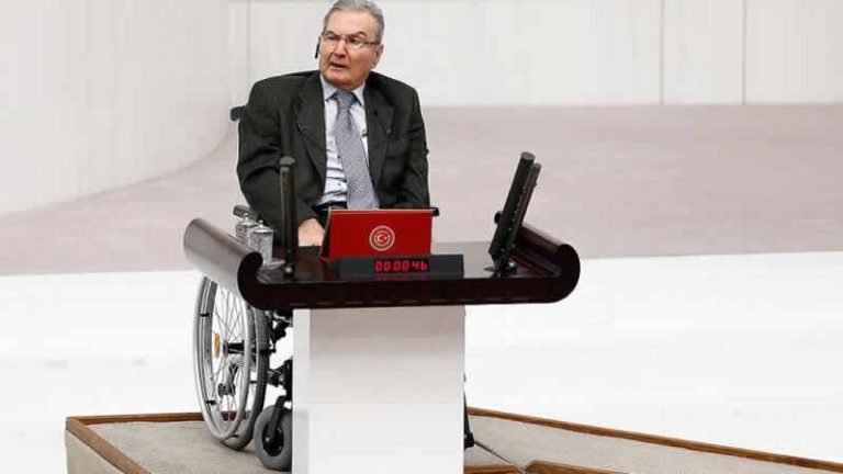 Deniz Baykal hayatını kaybetti