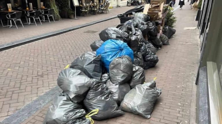 Hollanda’da grev nedeniyle sokaklar çöp yığınlarıyla doldu