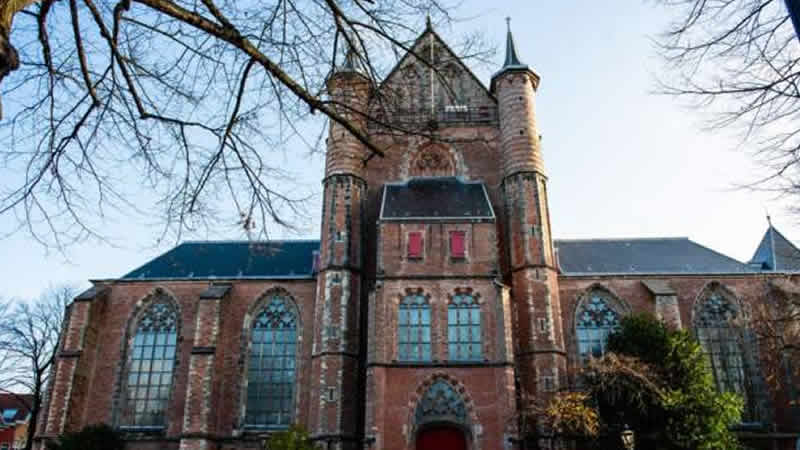 Hollanda’daki kiliselerde depremzedeler için Pazar ayini