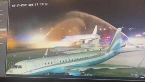 İngiliz ekibin uçağı havalimanında su takıyla karşılandı