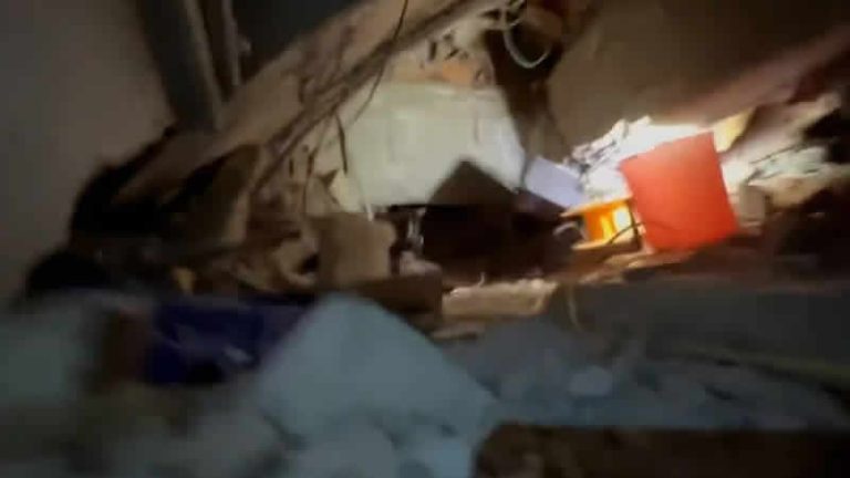 İngiliz kurtarma ekibi depremzede için tünel açtı