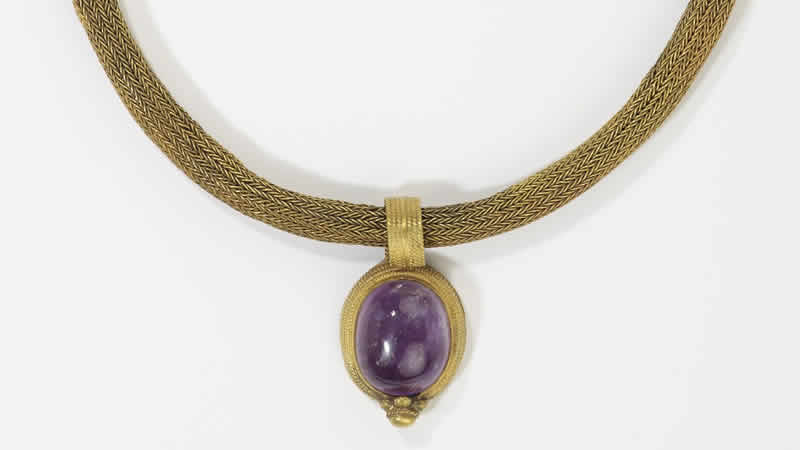 İngiltere kayıp mücevherleri Kamboçya’ya teslim etti