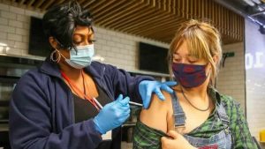 İngiltere’de 3. Covid aşısını yaptırmayanlar için son çağrı