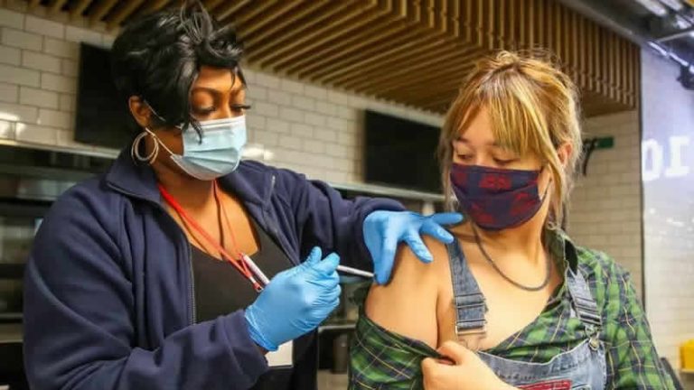 İngiltere’de 3. Covid aşısını yaptırmayanlar için son çağrı