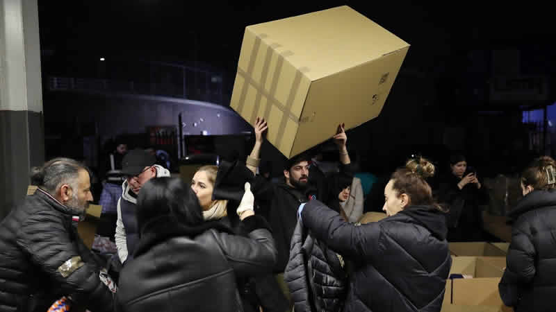 İngiltere’de Türk toplumu depremzedelere yardım için seferber oldu