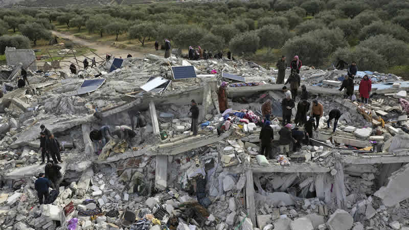 İngiltere’de depremzedeler için toplanan bağış 100 milyon sterlini geçti