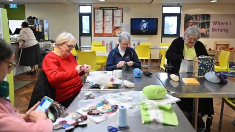 İngiltere’de enerji faturalarını ödemekte zorlananlar kütüphanelerde sosyalleşiyor