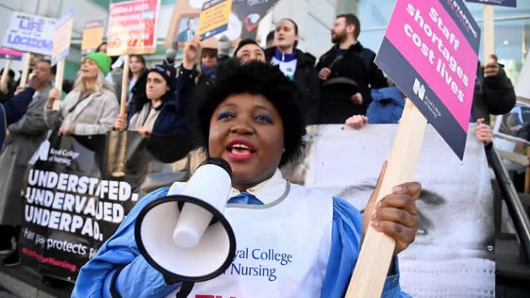 İngiltere’de hemşireler 2 günlük greve gitti