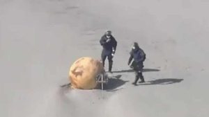 Japonya, sahile vuran esrarengiz demir topu tartışıyor