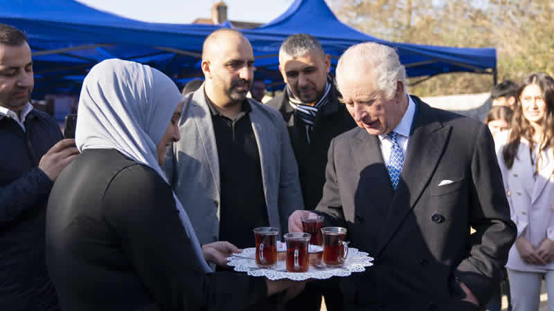 Kralı Charles, Türkiye için yardım çalışması yapan gönüllüleri ziyaret etti