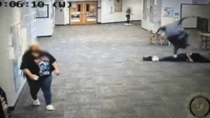 Oyun konsoluna el koyan öğretmen yardımcısını öldüresiye dövdü