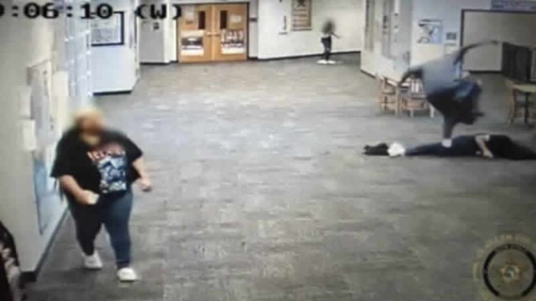 Oyun konsoluna el koyan öğretmen yardımcısını öldüresiye dövdü