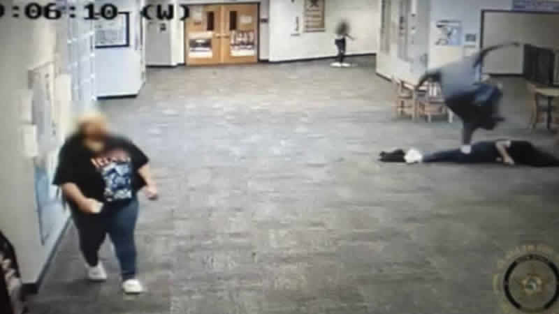 Oyun konsoluna el koyan öğretmen yardımcısını öldüresiye dövdü