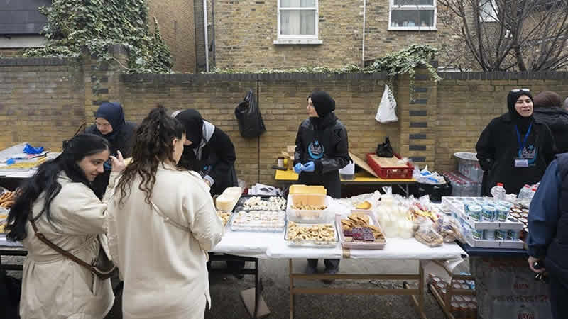 Türkiye’deki depremzedeler için Londra Aziziye Camisi’nde kermes