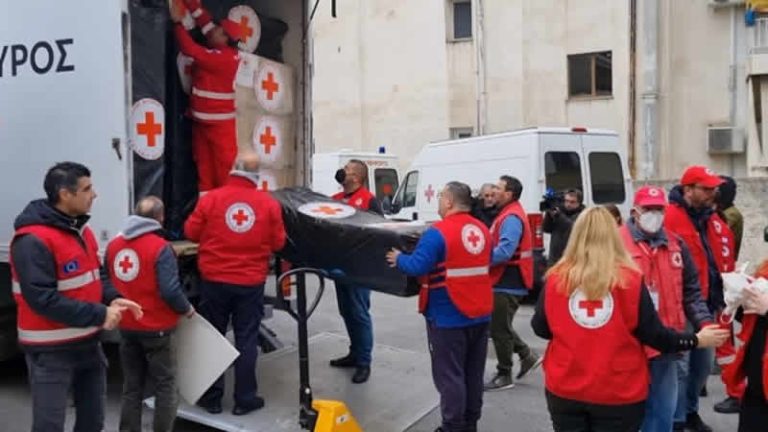 Yunanistan Kızıl Haçı, deprem bölgelerine 40 ton insani yardım gönderiyor