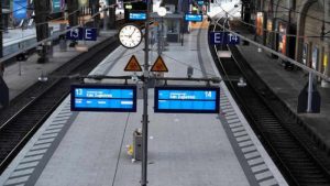 Almanya’da son 31 yılın en büyük grevi ulaşımı felç etti