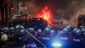 Frankfurt taraftarları Napoli sokaklarını savaş alanına çevirdi