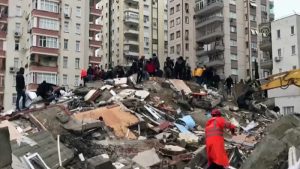 Hakkında yakalama kararı çıkarılan müteahhidin İngiltere’de olduğu tespit edildi