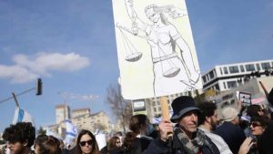 İngiltere, İsrail’in yargı reformunu ertelemesinden memnun