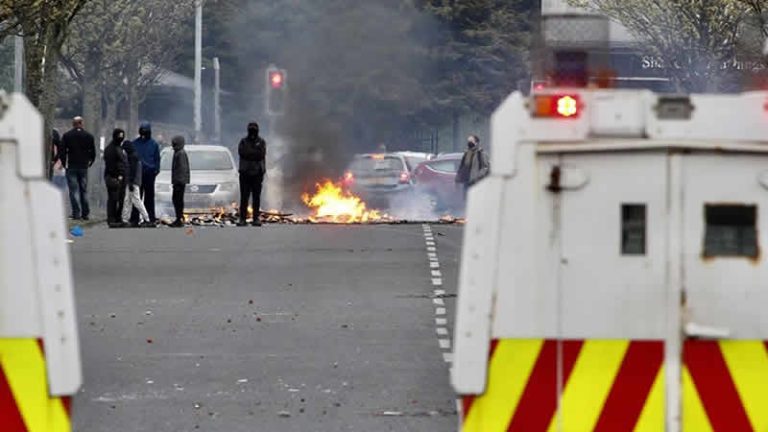 İngiltere, Kuzey İrlanda’da terör tehdidi seviyesini “ciddiye” yükseltti