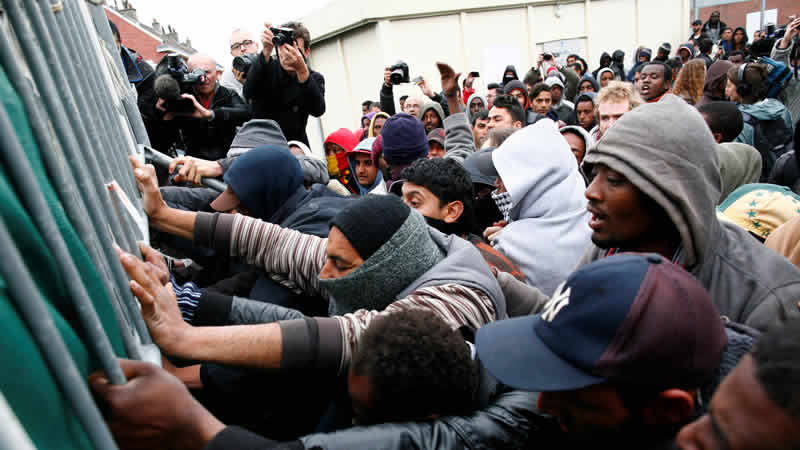 İngiltere düzensiz göçmenleri 28 gün içinde sınır dışı edecek