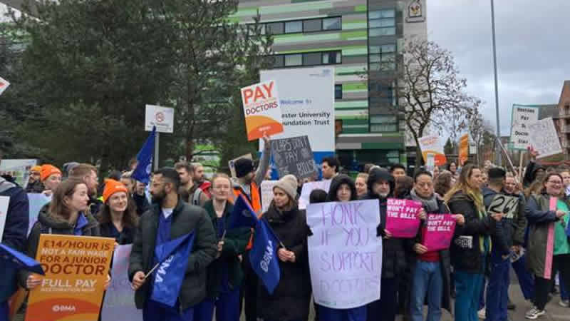 İngiltere’de NHS tarihinin en büyük “hekim grevi” başladı